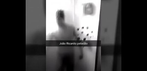  Youtuber João ricardo tomando banho pelado